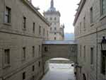 Entrada a la plaza del Monasterio del Escorial por la calle Capilla