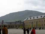 Vista Sur de explanada del Monasterio del Escorial a la derecha se ve la casa de la Reina.